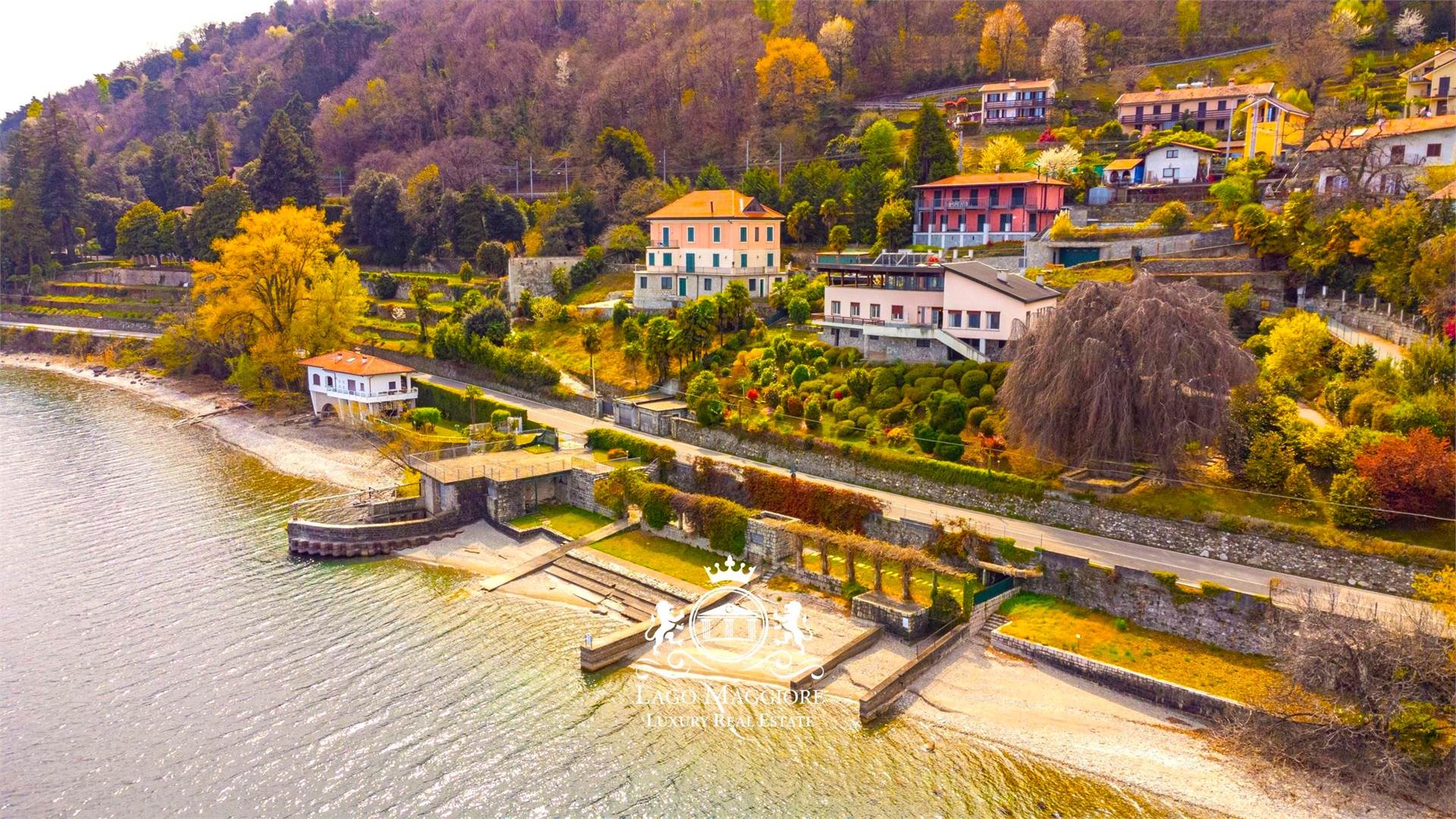 Villa Dylbar eccezionale villa con grande area e darsena barche a lago